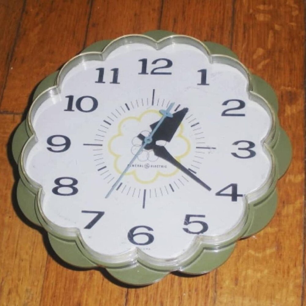 vintage 1960s GE avocado green daisy clock